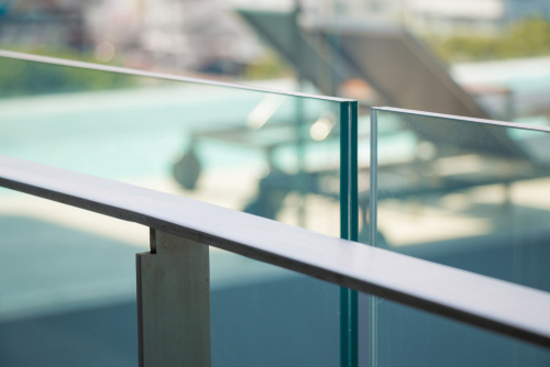 Closeup,modern,flat,stainless,railing,and,glass,wall,on,outdoor